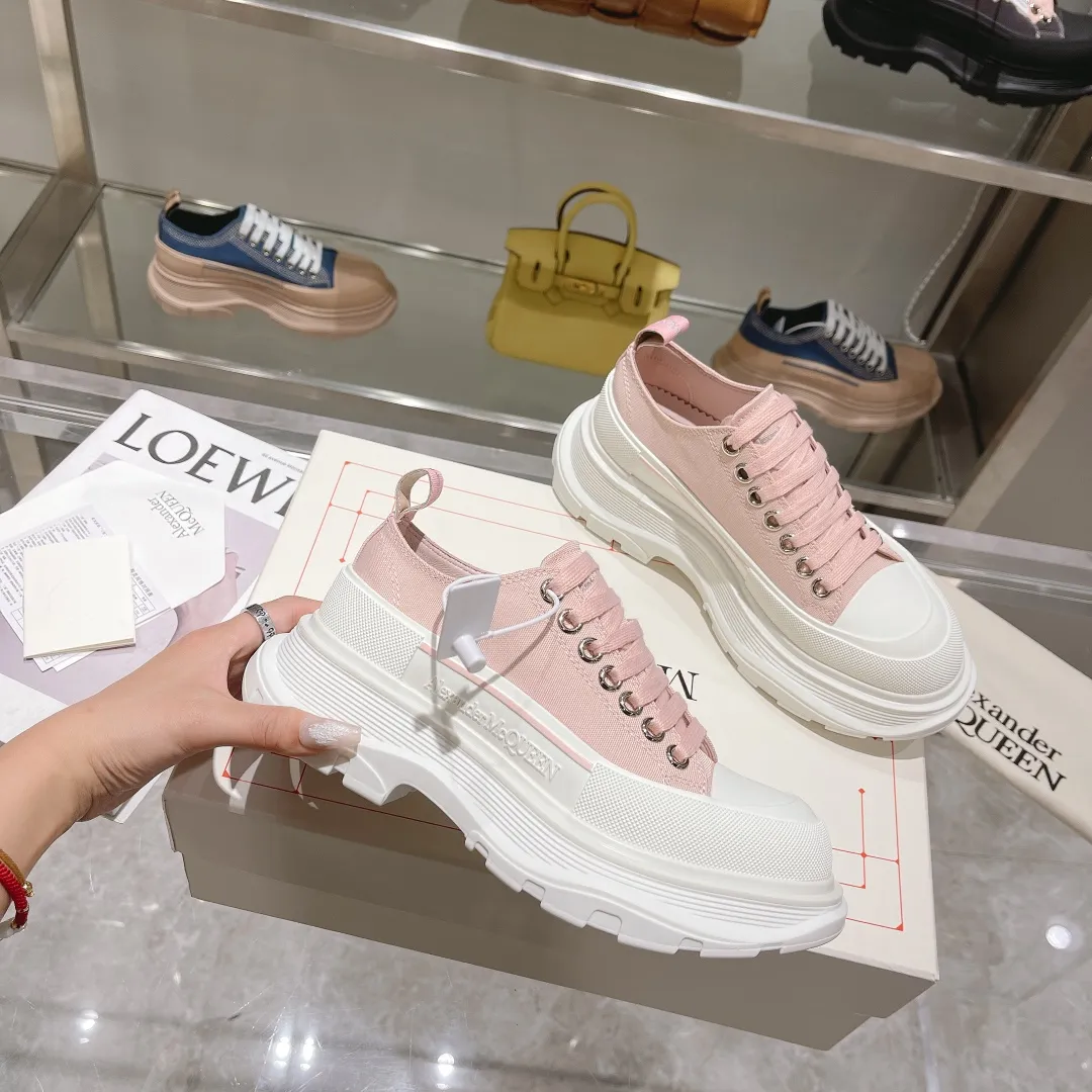 👟👟Ex-factory price 580👟👟 The latest version of Alexander McQueen's men's and women's couple's model is a hot item👑Purchase version original version 1:1 Fabric: Original imported waterproof canvas Lining: Imported water-resistant sheepskin, strong, stain-resistant and breathable. Insole: Imported silk lining Outsole: TPU multi-layer original combination sole (not the ordinary sole on the market) Packaging: Comes with original shoe box, cloth bag, certificate card Code number: 34-45